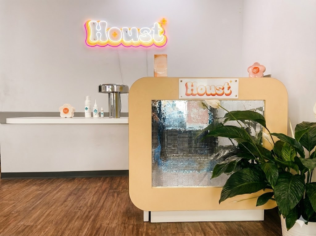 Moment de complicité et de soin chez Houst